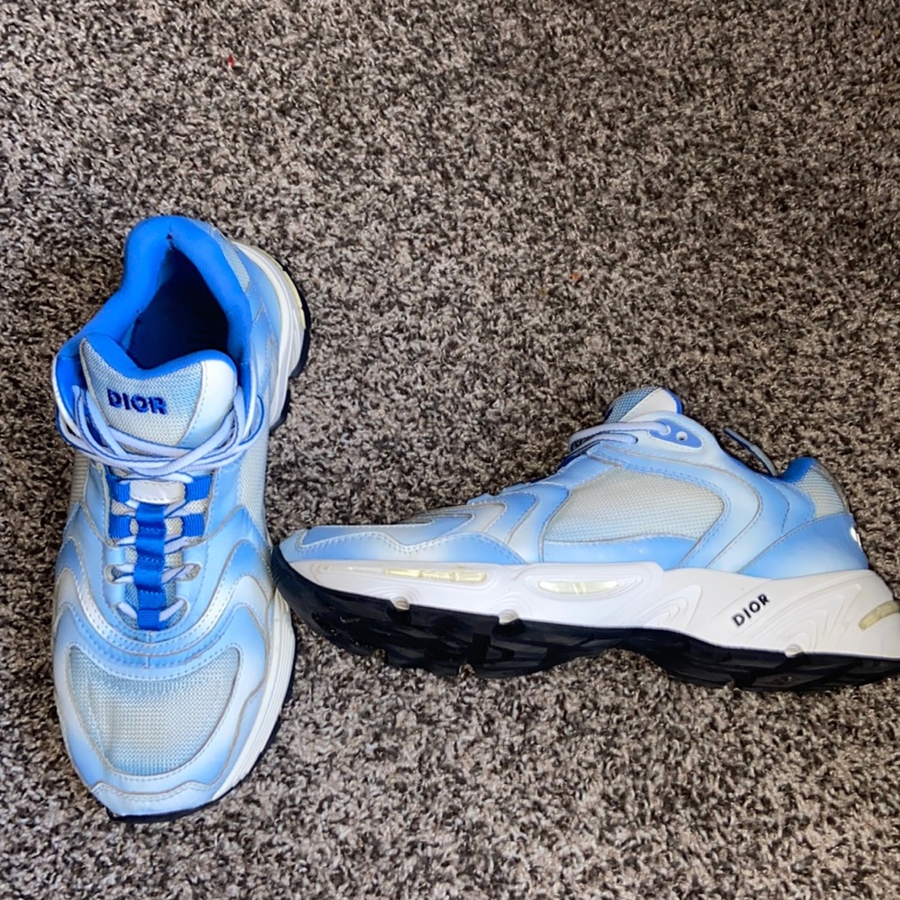 The shoes were only worn once . Still I’m good condition